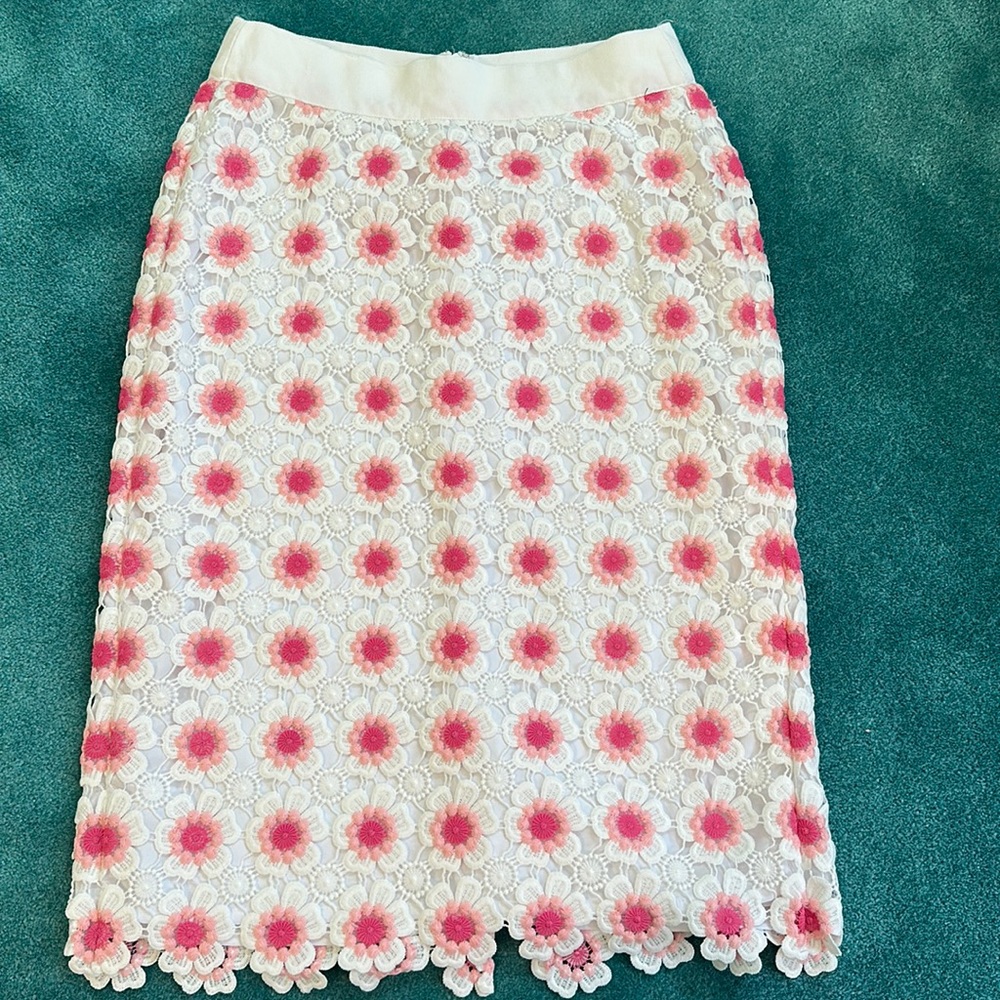 Pencil skirt in flower crochet. Ideal condition, worn and washed once.